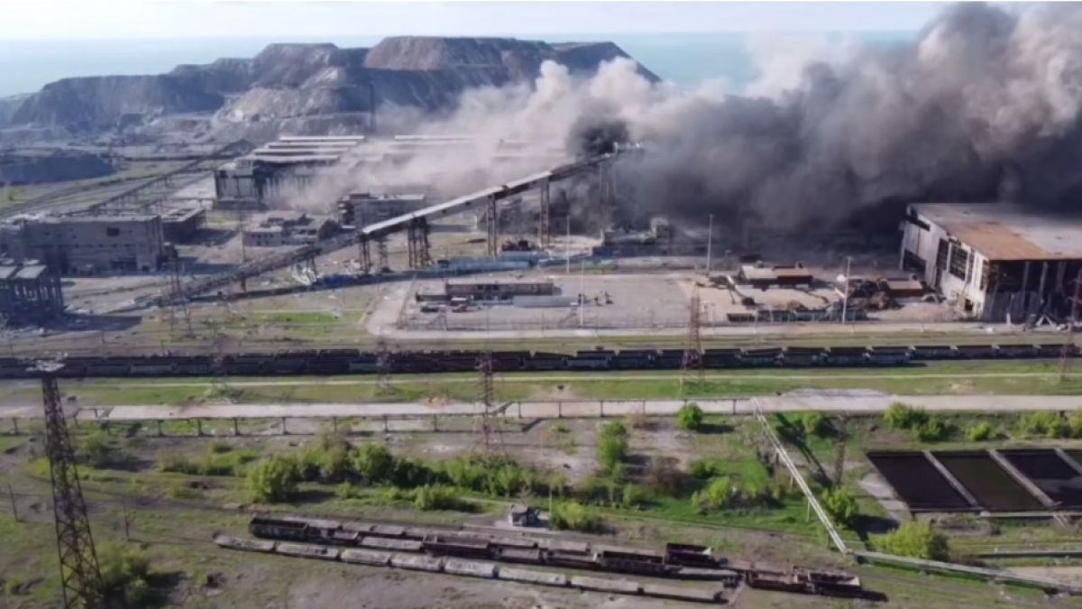 УНИАН: Руската армия удря "Азовстал" с артилерия и самолети 