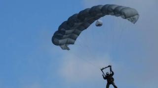 Ето какво се случва с военния, който пострада при скок с парашут край Пловдив ВИДЕО
