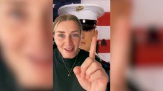 Защо стюардесите ни оглеждат от глава до пети на входа на самолета ВИДЕО