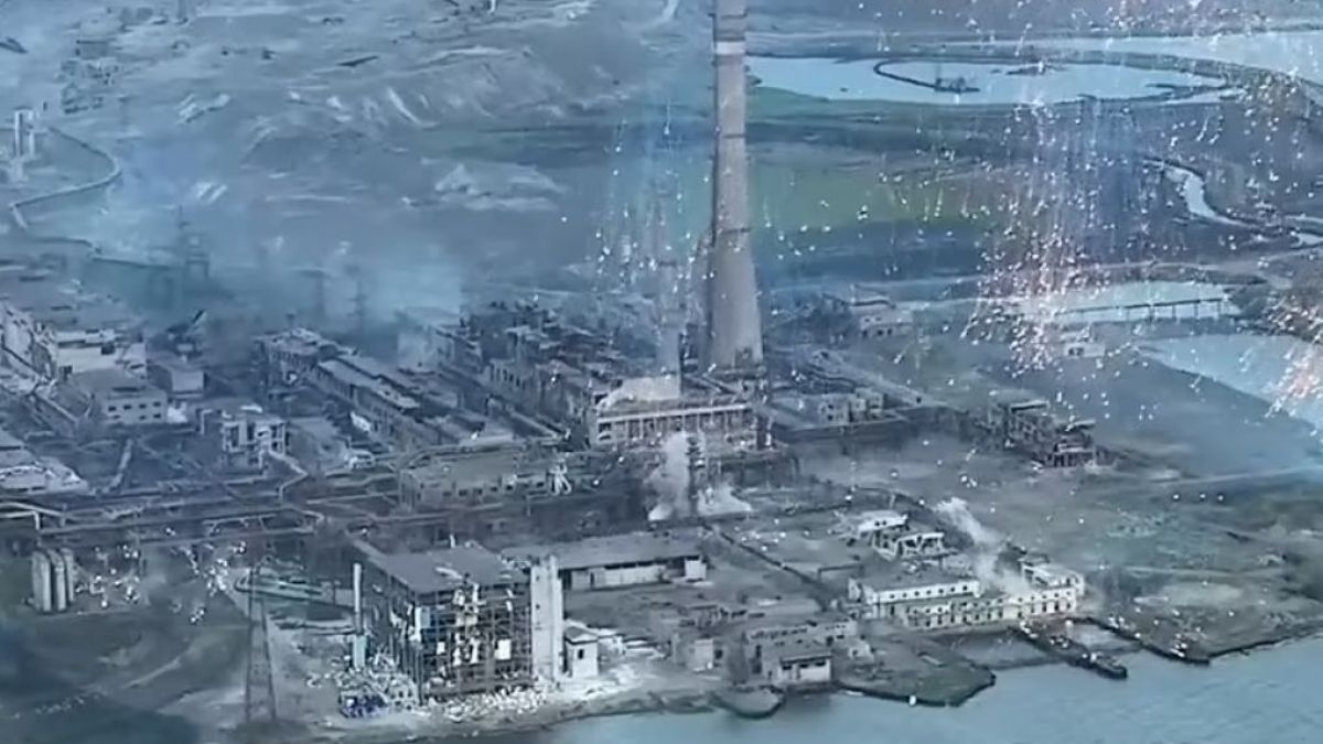 „Дейли Мейл” показа ВИДЕО от обстрел с фосфорни бомби над „Азовстал”