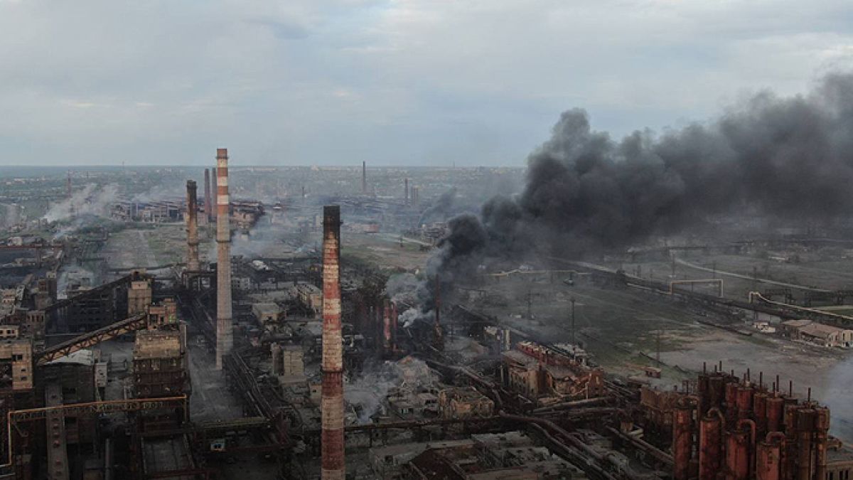 Бойци от "Азов" излизат от катакомбите и започнаха да се предават ВИДЕО