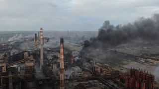 Бойци от "Азов" излизат от катакомбите и започнаха да се предават ВИДЕО