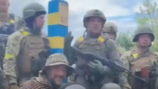 Изумително ВИДЕО: Украински бойци носят на ръце граничен стълб, за да се снимат с него и обявят, че са стигнали руската граница