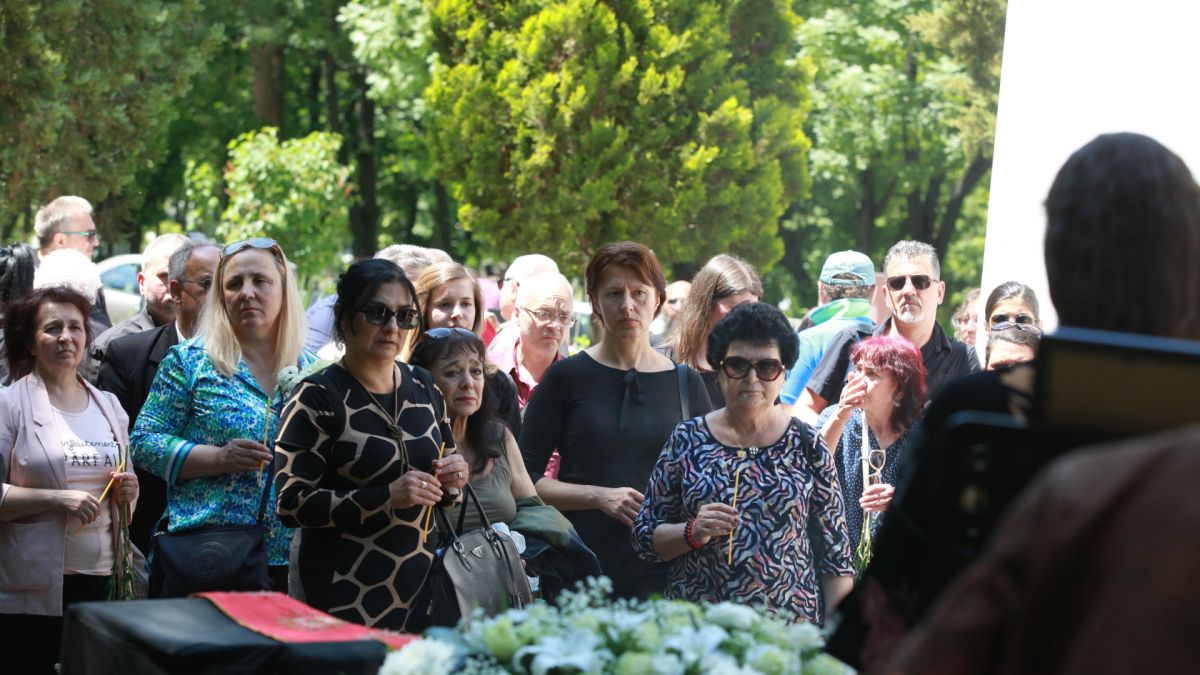 Последно сбогом: България скърби за Господаря на магията СНИМКИ
