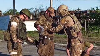 Руски депутат поиска смъртна присъда за бойците от "Азов", Киев с извънреден брифинг ВИДЕО