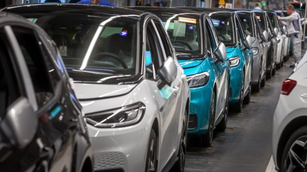 Вижте колко и какви нови коли се продадоха у нас през последния месец
