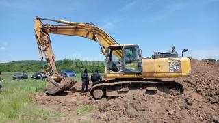 Софиянци копаят злато с багер край язовир Огоста, но ги сполетя... СНИМКИ