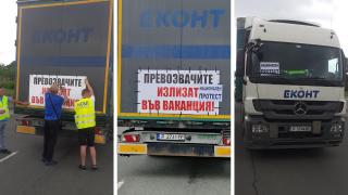 Голям камион на "Еконт" на министъра-милионер Събев тръгна срещу протестиращи! ВИДЕО
