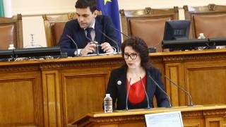 Константинова с важни новини за неизплатени пенсии и великденски добавки 