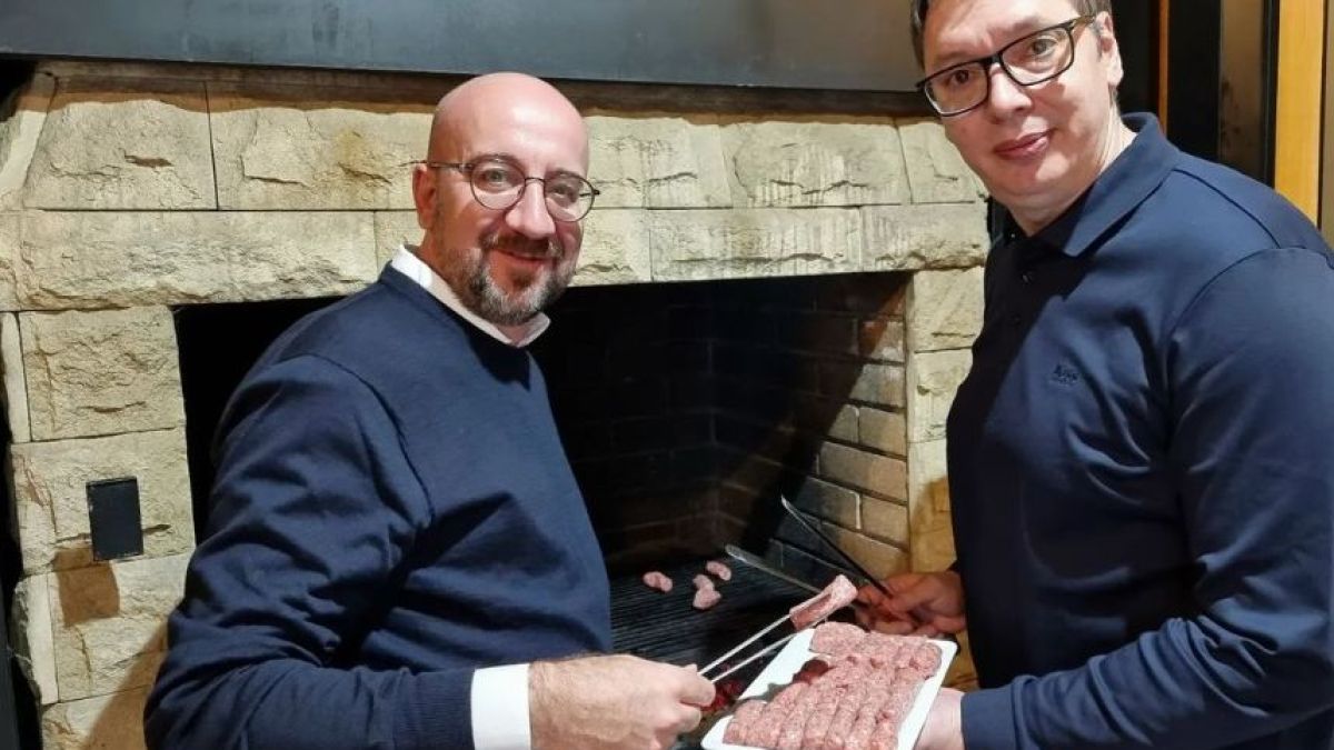 Вучич и Шарл Мишел си опекоха кебапчета СНИМКА