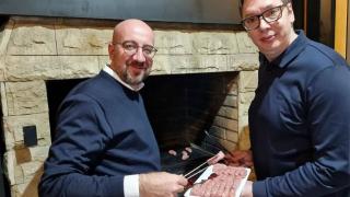 Вучич и Шарл Мишел си опекоха кебапчета СНИМКА