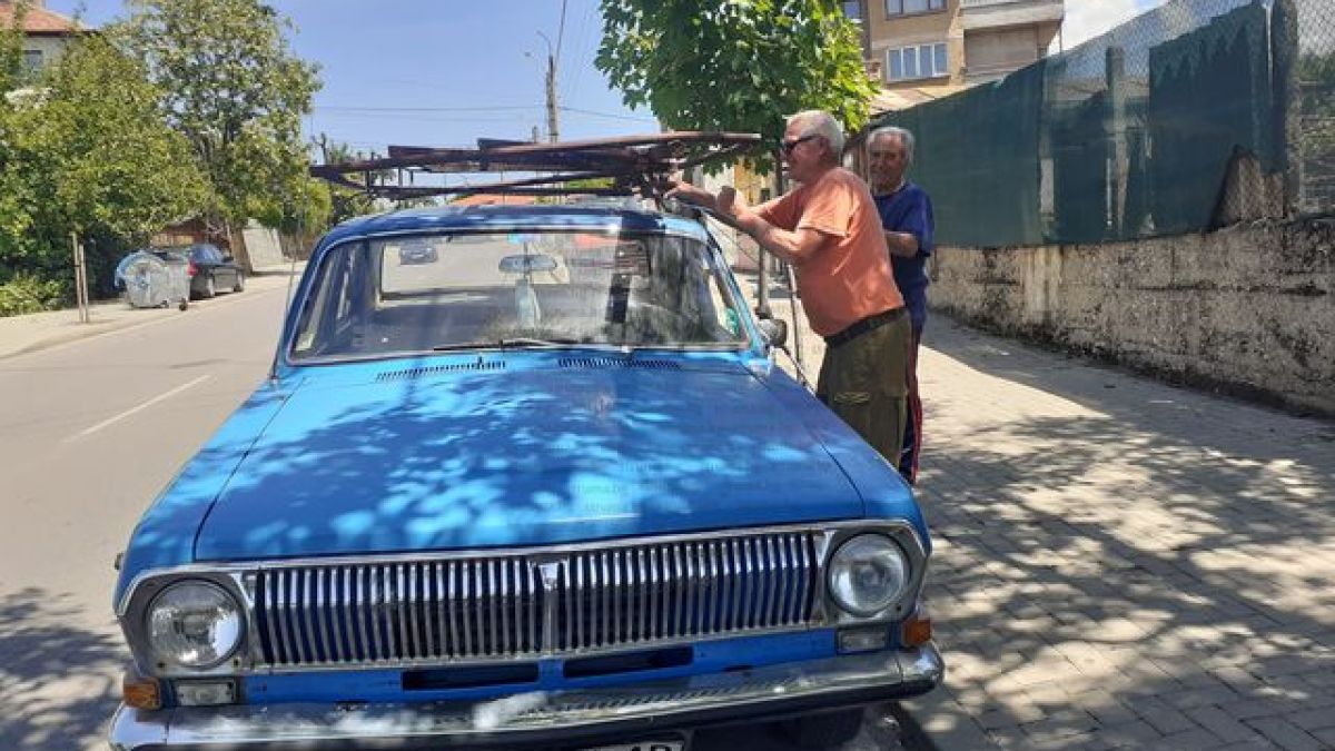 Пенсионер от Дупнишко отказа тлъста оферта за старата си "Волга", пази я за... СНИМКИ 
