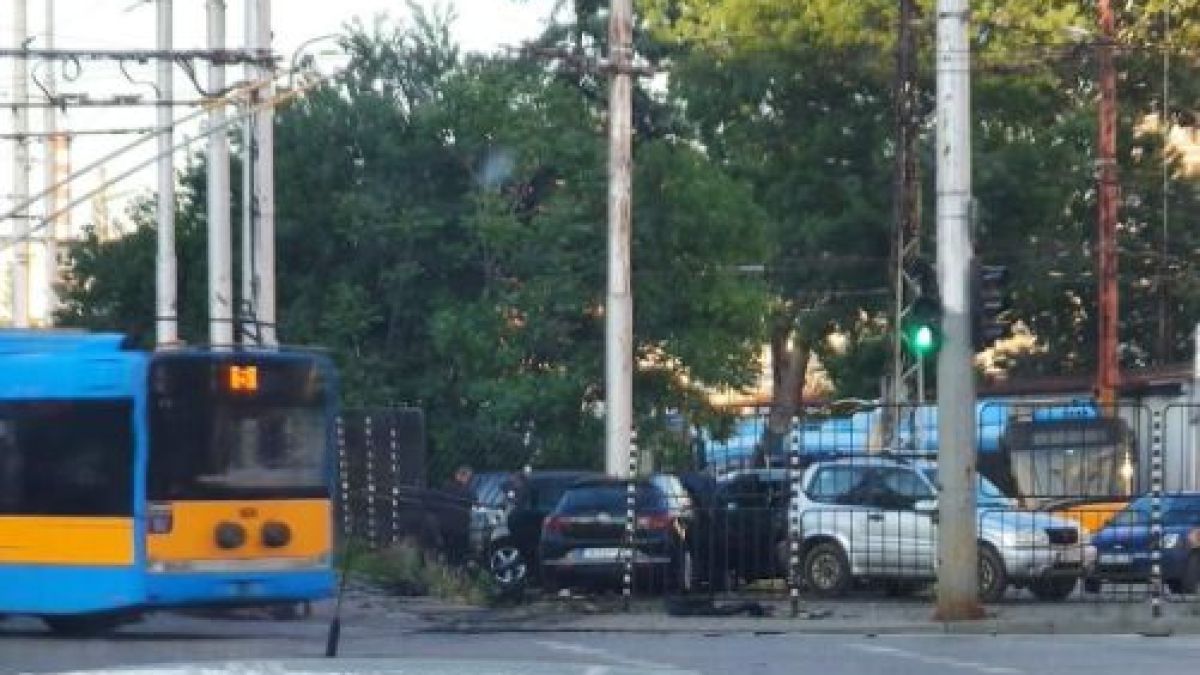Ново адско меле в София! Пожарникари режат кола, за да извадят пострадали, а по шосето... ВИДЕО 