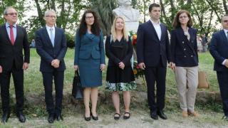 Петков заряза Василев и взе Линда при папата, но тя шокира с визия СНИМКА 
