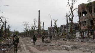 ВИДЕО от войната: Руски сапьори разминират катакомбите в Азовстал ВИДЕО