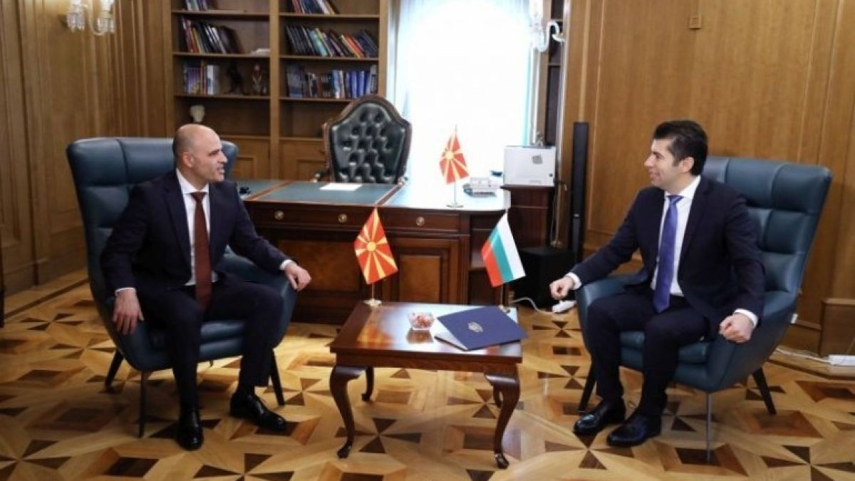 Премиерът на РСМ прецака Кирил Петков за папата 