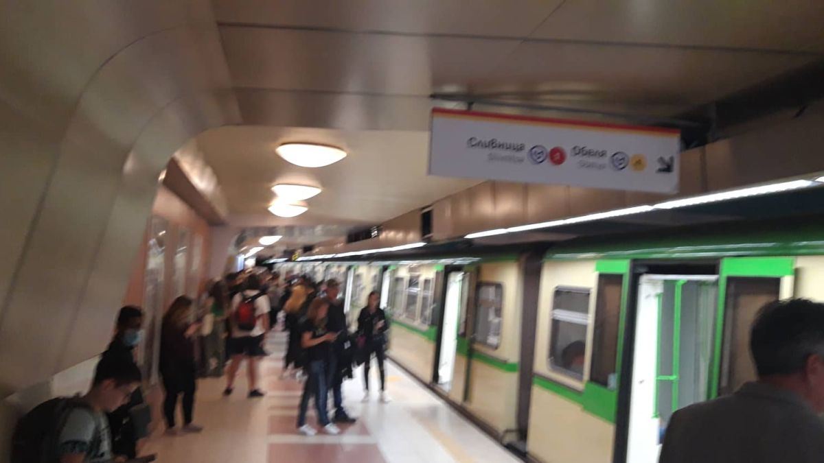Извънредна ситуация в метрото в София, свалят пътниците от влаковете СНИМКИ