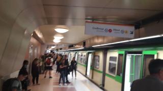 Извънредна ситуация в метрото в София, свалят пътниците от влаковете СНИМКИ