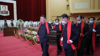 Ким Чен Ун направи немислимото насред COVID кошмара, за да... СНИМКИ 