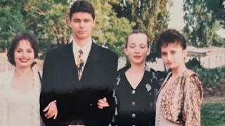 Ето ги Тошко Йорданов, Костадин Костадинов и Любен Дилов-син като абитуриенти