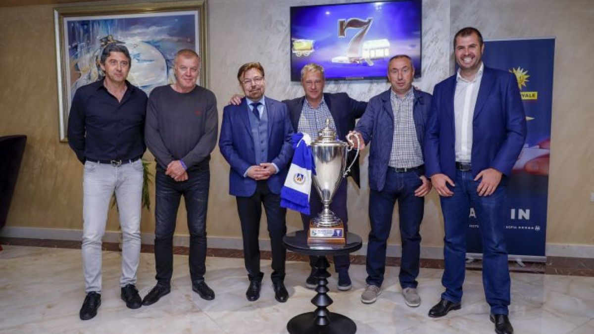 Премии от Palms Bet за старши треньора и за УС на ПФК Левски заради успешния сезон