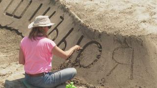 Чужденци изненадаха бургазлии с нещо уникално на плажа навръх 24 май ВИДЕО  