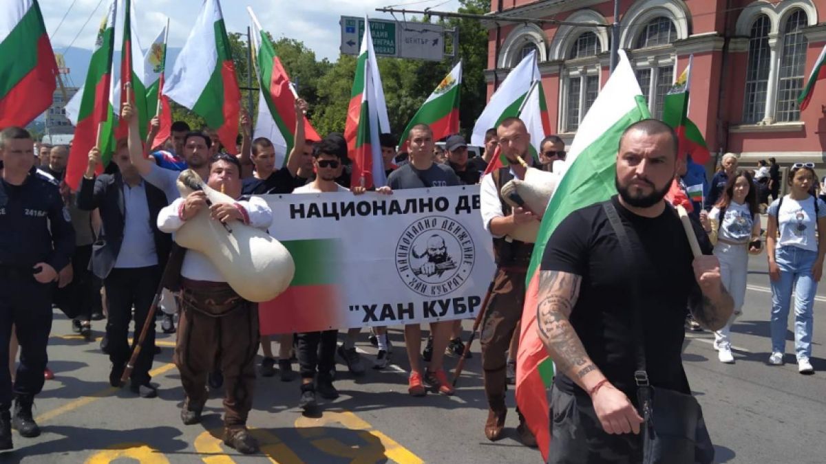 Национално Движение “Хан Кубрат” проведе шествие с гайди по случай Денят на българската просвета и култура