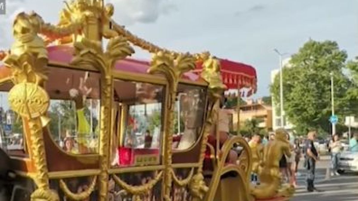 Абитуриент от "Столипиново" цъфна със златна каляска на бала ВИДЕО 