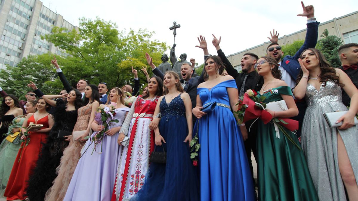 Абитуриентка от Добрич разби всички клишета, прикова погледите с... СНИМКИ 