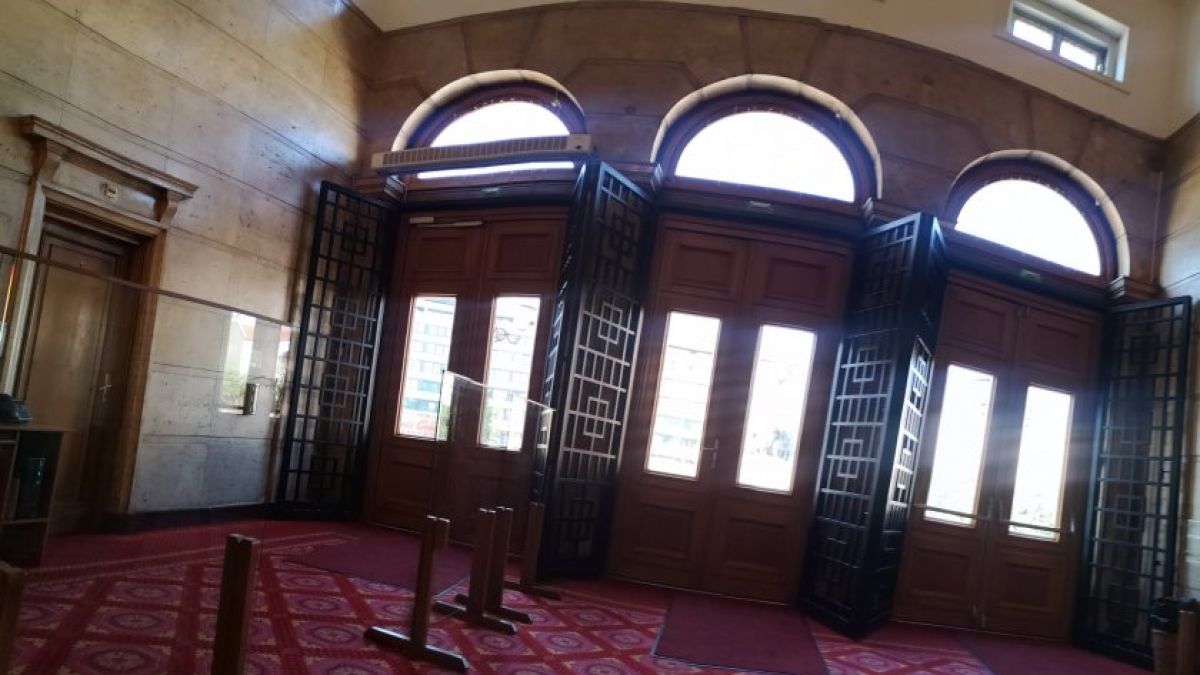 Стана ясно колко струва премахването на решетките от входа на НС 