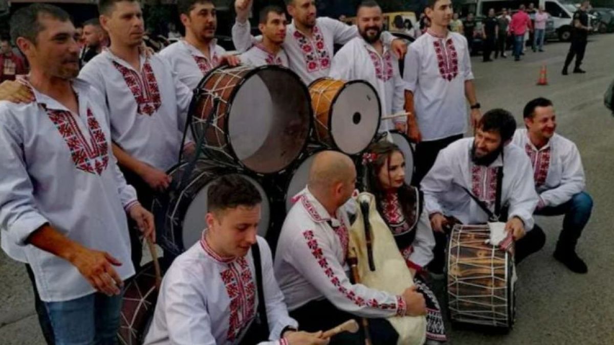 Абитуриентката Петя събра всички погледи, появи се на бала си с... СНИМКИ