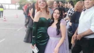 Какво се случва, мъже с автомати наобиколиха абитуриентка в Пловдив СНИМКИ
