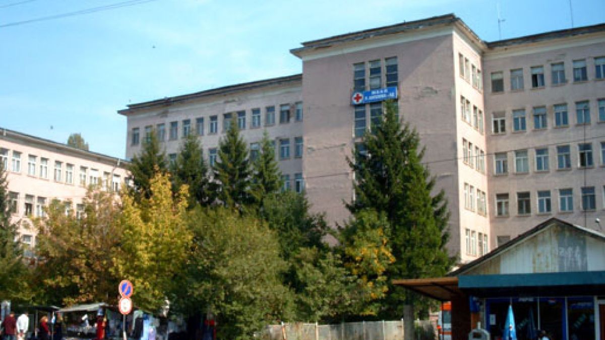 Срамота: Разгонени абитуриенти правиха секс пред болница в Перник СНИМКА