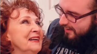 Пенсионерка завъртя главата на непълнолетен на погребението на сина си, последвалото е смайващо