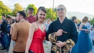 Проговори абитуриентът от Кюстендил, явил се по халат и джапанки на бала си