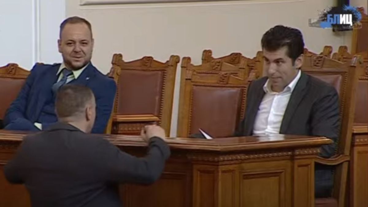 Колегите Петков и Хазарта чукнаха "Здрасти" в парламента СНИМКИ