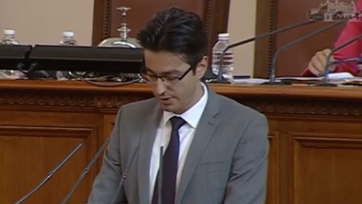 Министър Просто Наско най-после се появи в НС и се замеси в нов скандал!