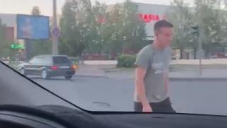 Зрелищни ВИДЕА 18+: Блогър реши да прави трикове на улицата, но си изпати лошо