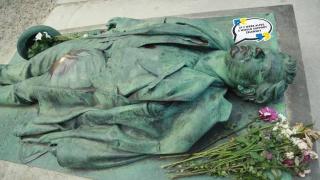 Оскверниха гробовете на Едит Пиаф, Балзак и Шопен! В основата е Зеленски СНИМКИ