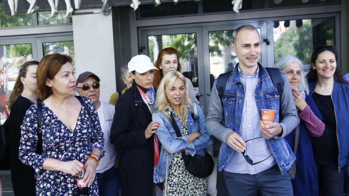 Артисти скочиха на властта, излязоха на протест пред Младежкия театър, защото... СНИМКИ