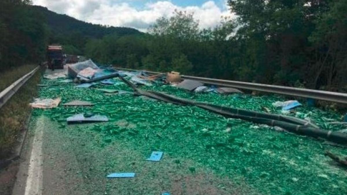Два тира направиха голямо мазало в Прохода на Републиката СНИМКИ 