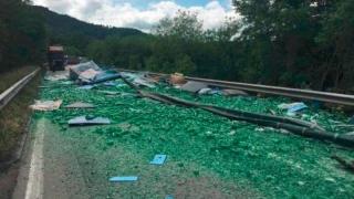Два тира направиха голямо мазало в Прохода на Републиката СНИМКИ 