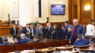 От ДБ обясниха как ще вербуват депутатите на Слави за Петков