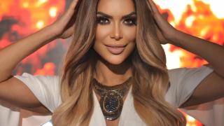 Дъщерята на Бони готви бомба! Всички се питат коя е певицата до нея СНИМКА