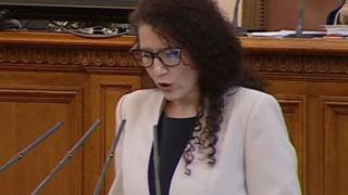 Константинова си посипа главата с пепел заради думите си за украинските бежанци