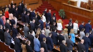 Депутатите замлъкнаха за минута 