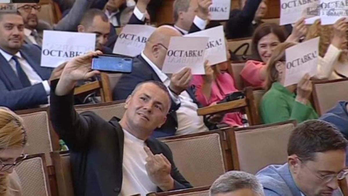 Грозен скандал в НС! Ицо Хазарта показа среден пръст на ГЕРБ и стана страшно! СНИМКИ