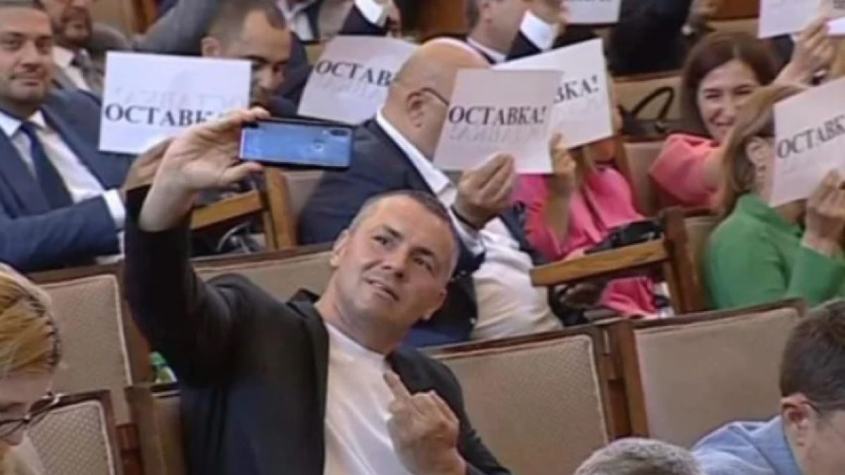Ето как наказаха Ицо Хазарта за просташкия жест в парламента 