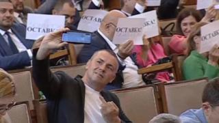 Ето как наказаха Ицо Хазарта за просташкия жест в парламента 