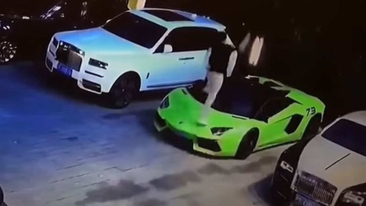 Пощурял мъж почупи четири скъпи луксозни автомобила ВИДЕО